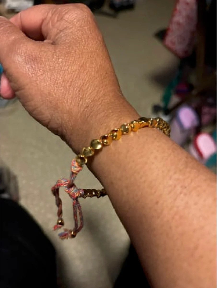 Clienta con su pulsera tibetana