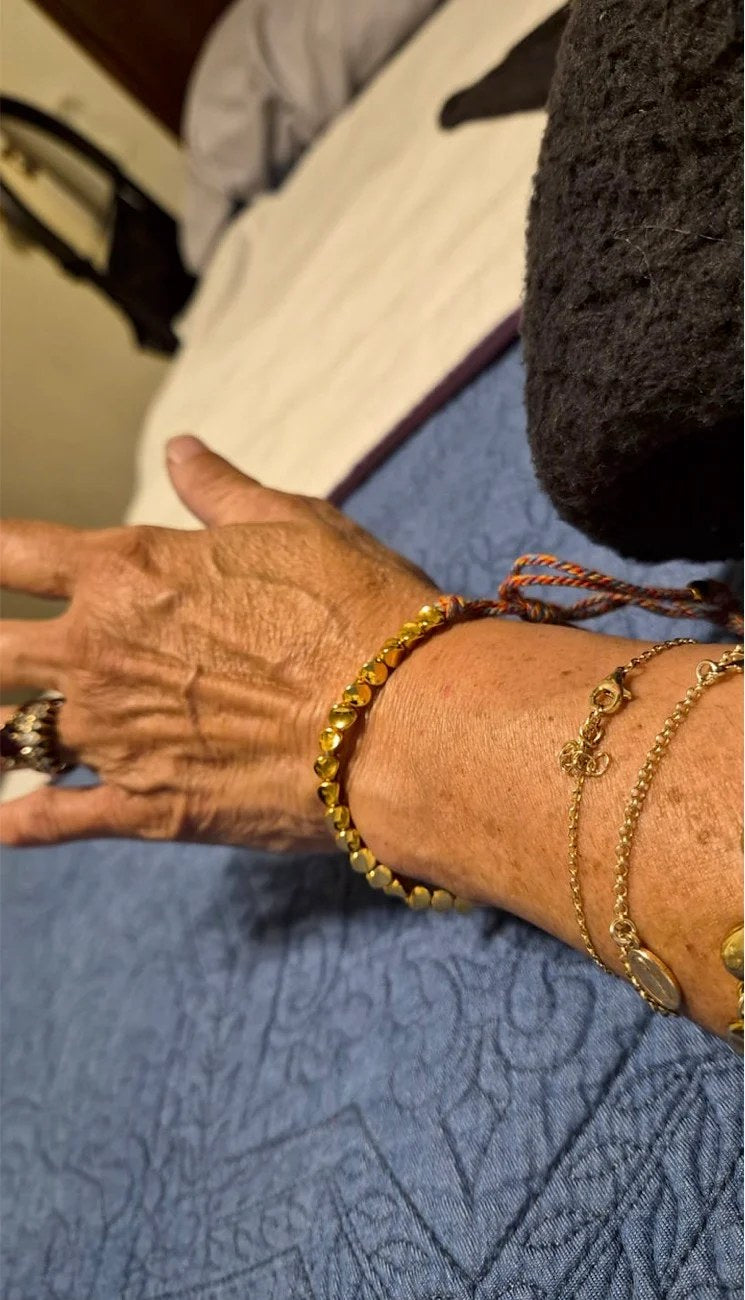 Clienta con su pulsera tibetana