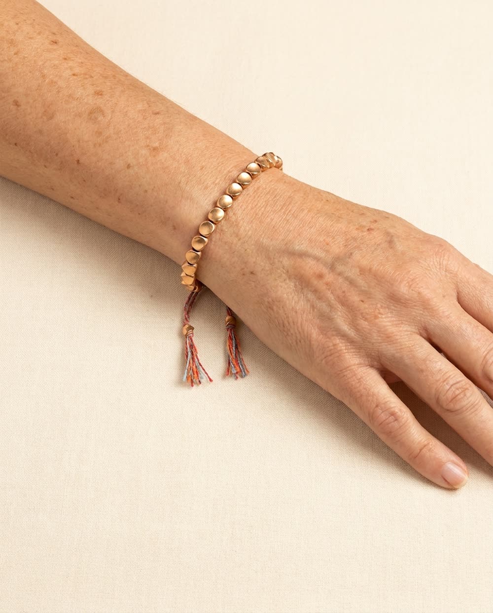 Pulsera tibetana puesta en la muñeca